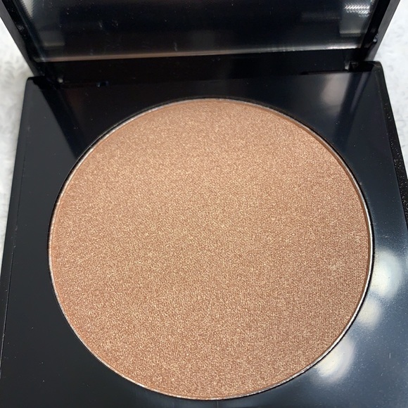 Laritzy Cosmetics Luxe Powder Pressed Highlighter in Warm Rose - Picture 5 of 6